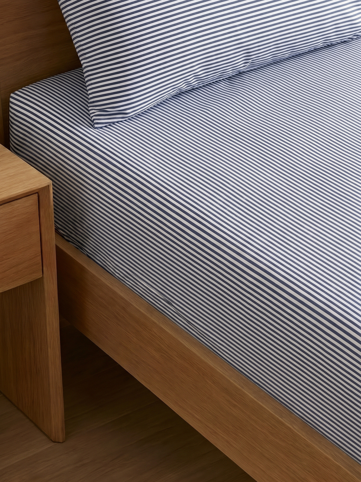 Fitted Bed Sheet in Breathable Organic Cotton Percale with Fine Stripes