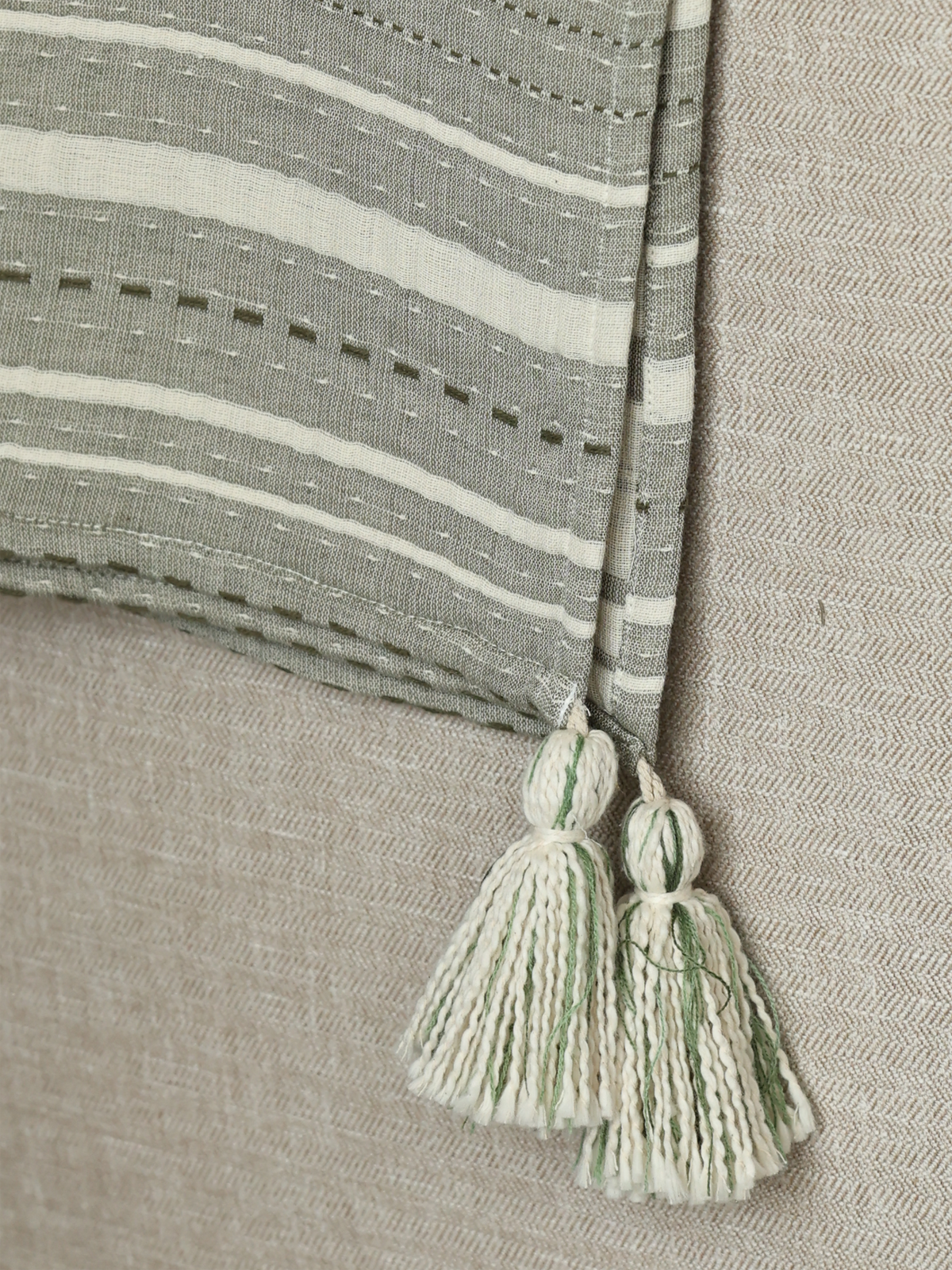 Blanket in Handwoven Cotton with Stripes and Corner Tassels