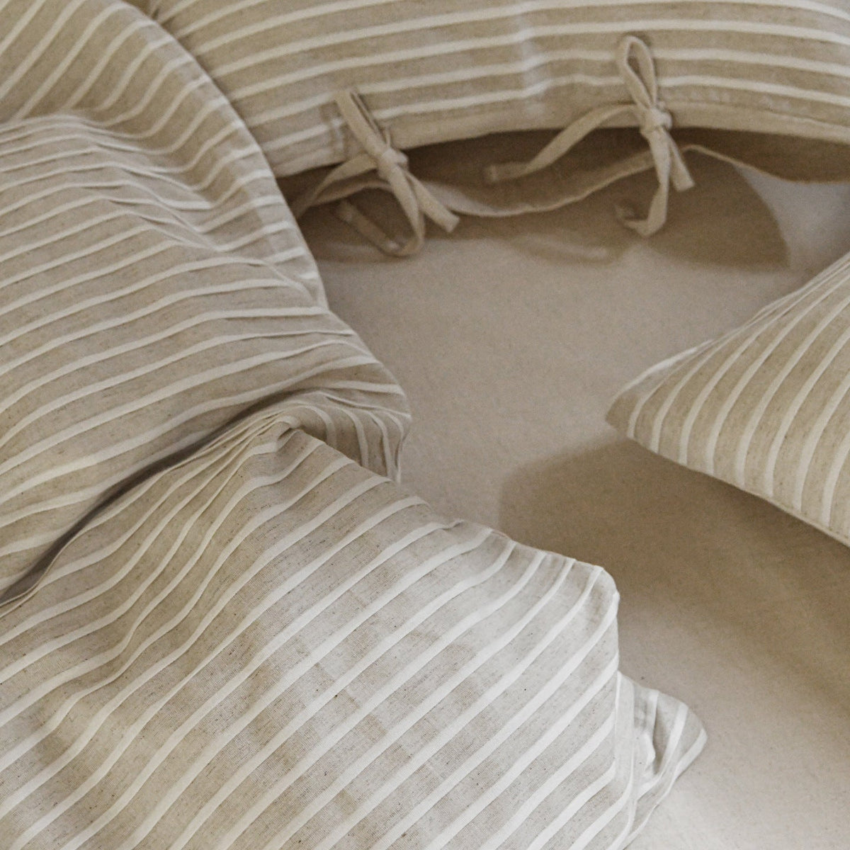 Linen Bedding Set with Stripe Pattern, Country-Style Bedroom