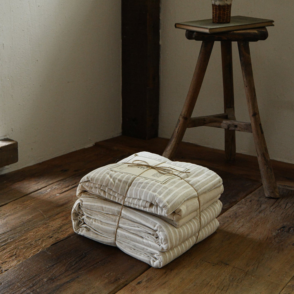 Linen Bedding Set with Stripe Pattern, Country-Style Bedroom