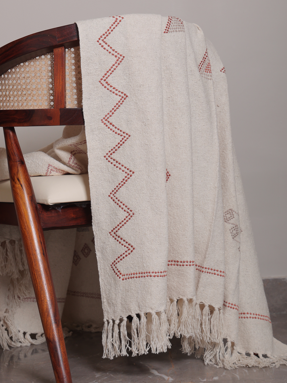 Blanket in Cotton with Floral Embroidery and Knotted Fringes