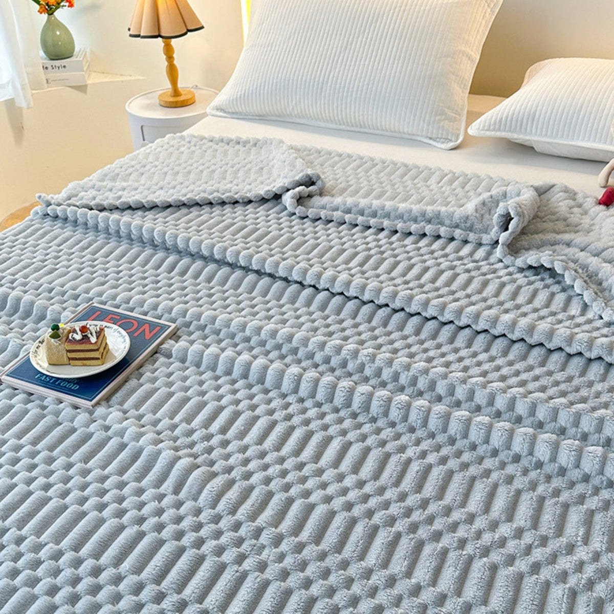 Blanket in Extra Soft Thick Microfibre with Raised Pattern