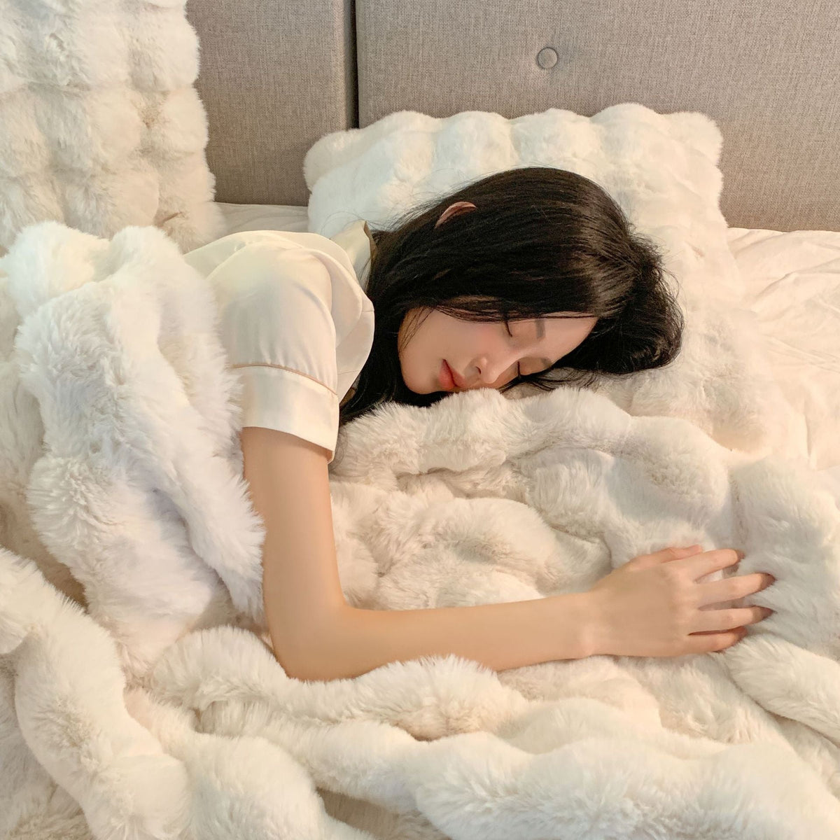 Blanket in Fluffy Faux Fur with Wave Texture, Sofa Throw