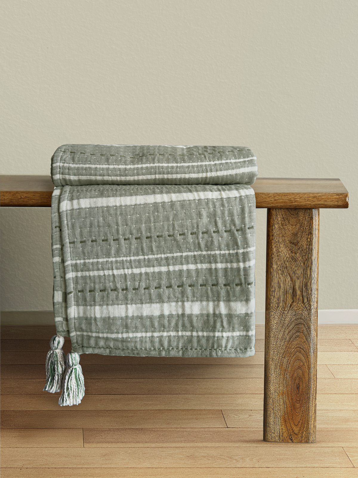 Blanket in Handwoven Cotton with Stripes and Corner Tassels