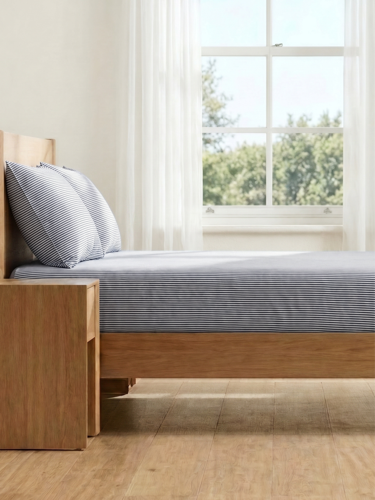 Fitted Bed Sheet in Breathable Organic Cotton Percale with Fine Stripes