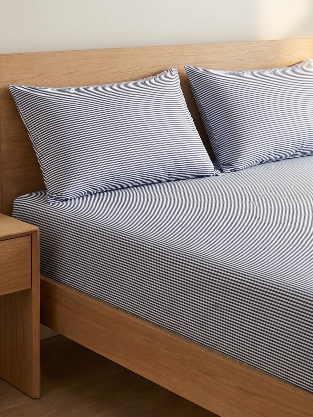 Fitted Bed Sheet in Breathable Organic Cotton Percale with Fine Stripes