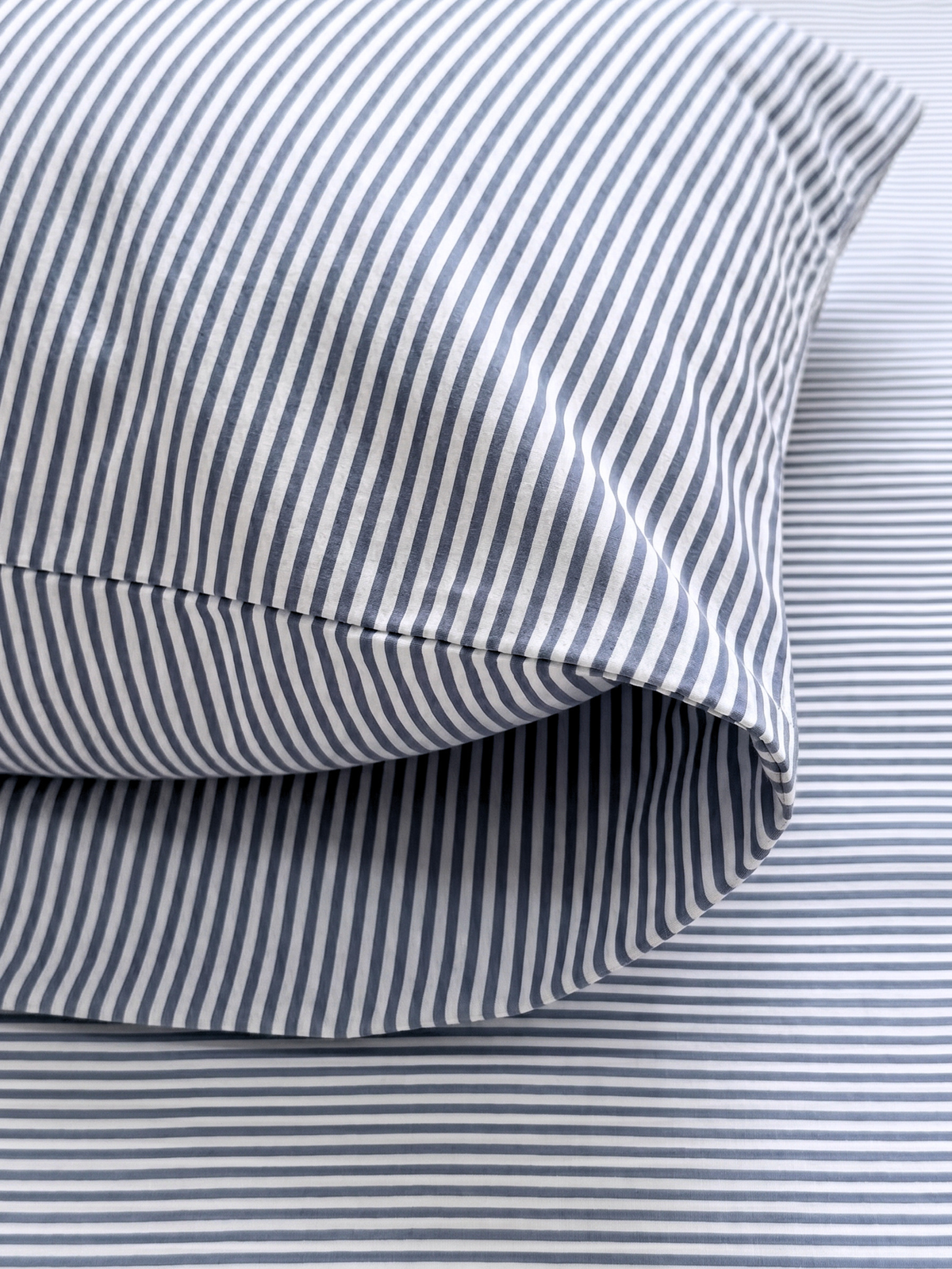 Fitted Bed Sheet in Breathable Organic Cotton Percale with Fine Stripes