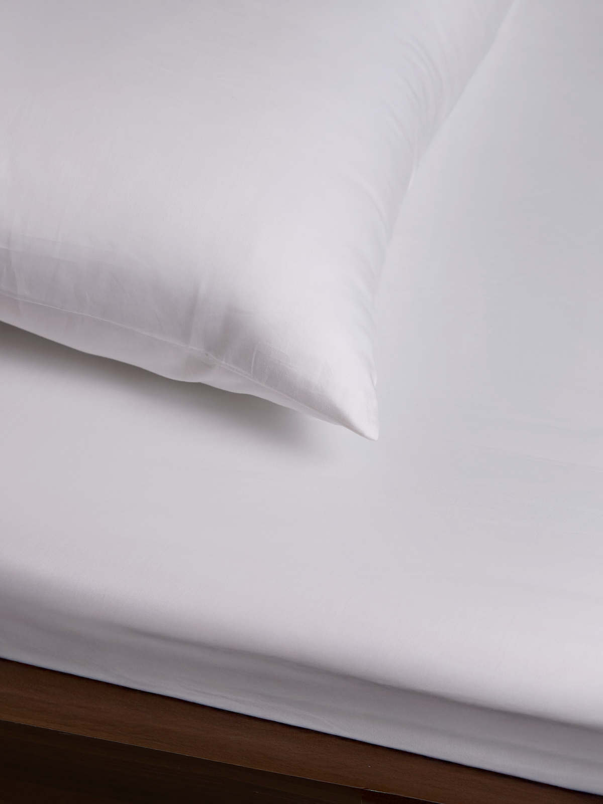 Fitted Bed Sheet Set in Cotton, Elasticated Edges