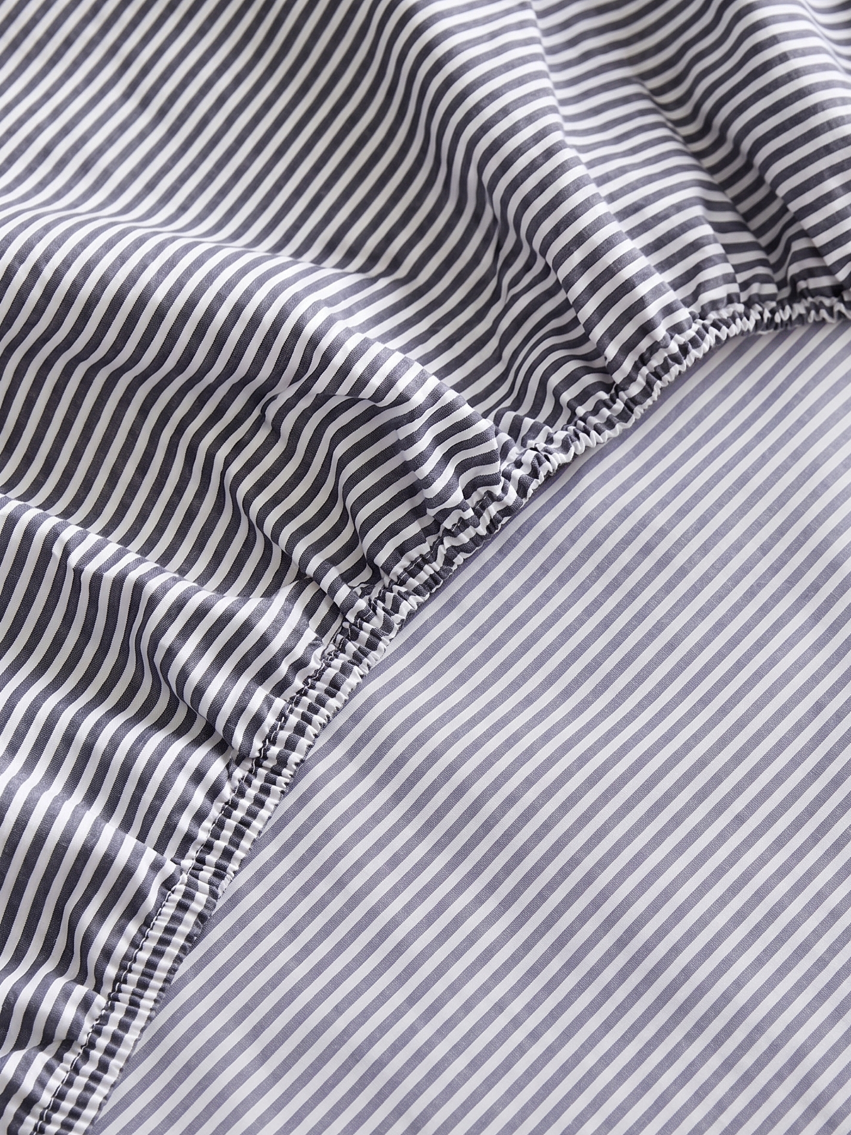 Fitted Bed Sheet in Breathable Organic Cotton Percale with Fine Stripes