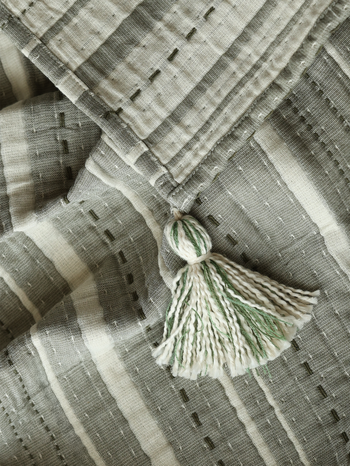Blanket in Handwoven Cotton with Stripes and Corner Tassels