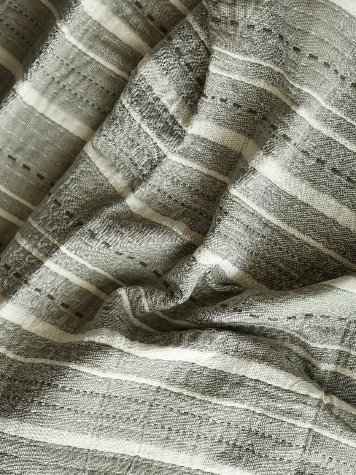 Blanket in Handwoven Cotton with Stripes and Corner Tassels