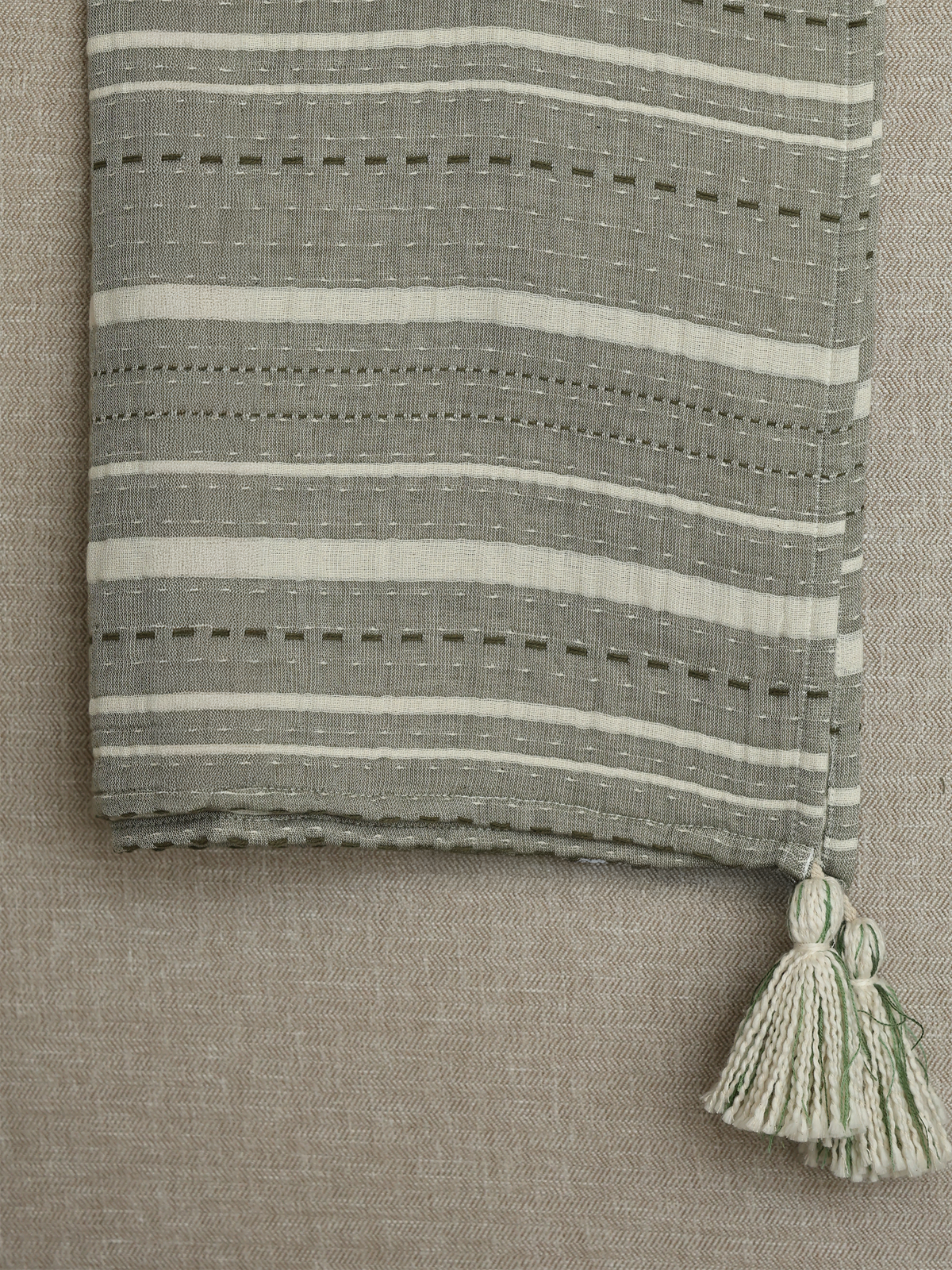 Blanket in Handwoven Cotton with Stripes and Corner Tassels