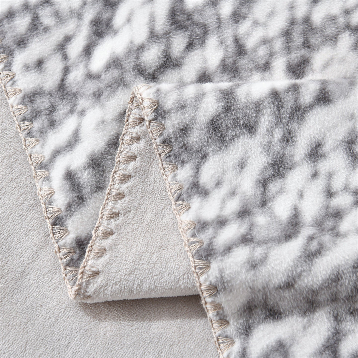 Blanket in Velvet Fleece with Marble Effect and Decorative Stitching