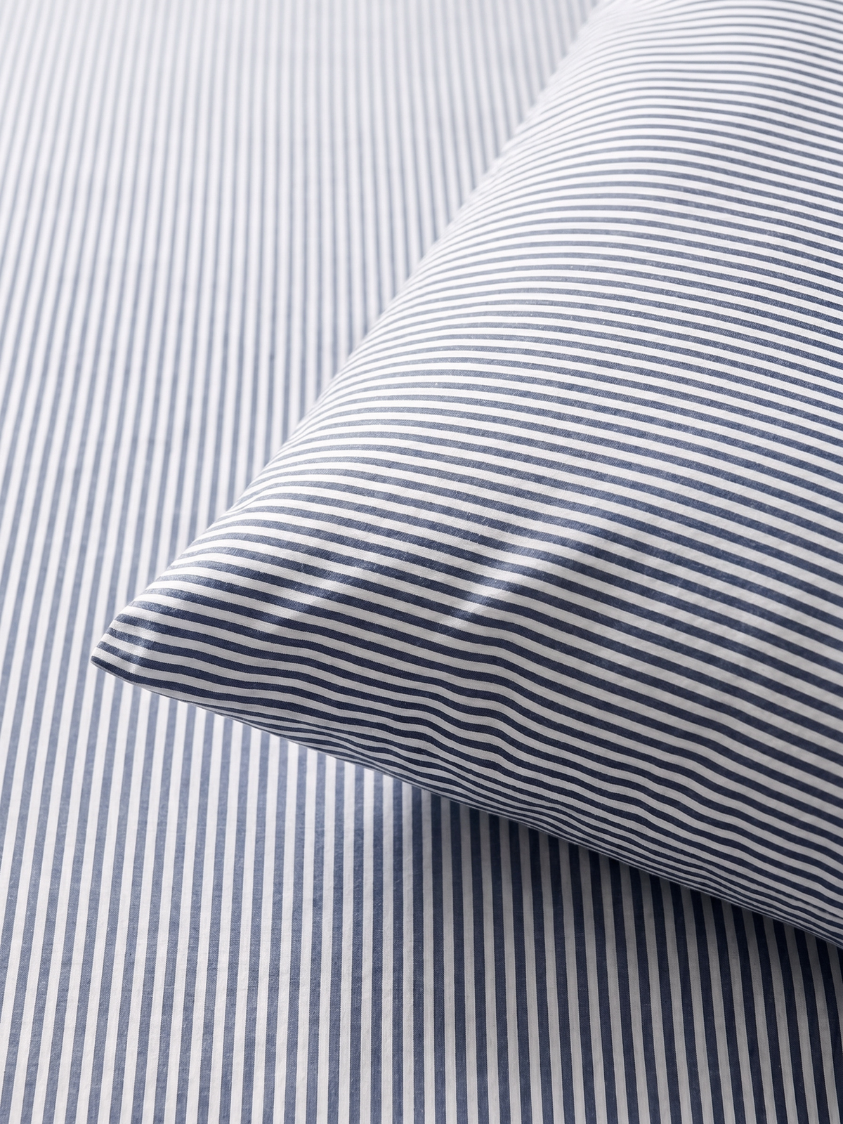 Fitted Bed Sheet in Breathable Organic Cotton Percale with Fine Stripes