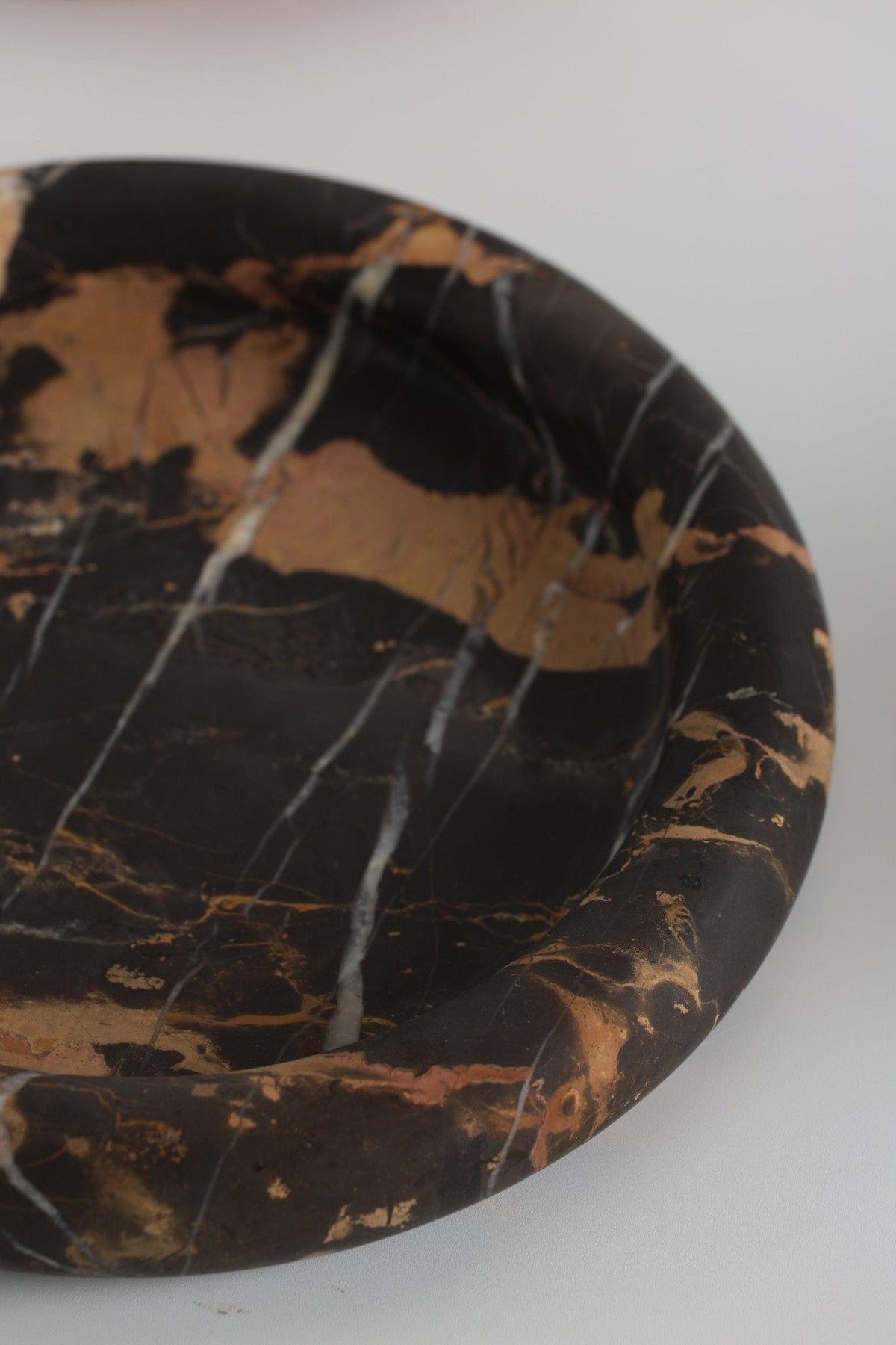 Tray in Natural Stone, Round and Polished with a Raised Rim